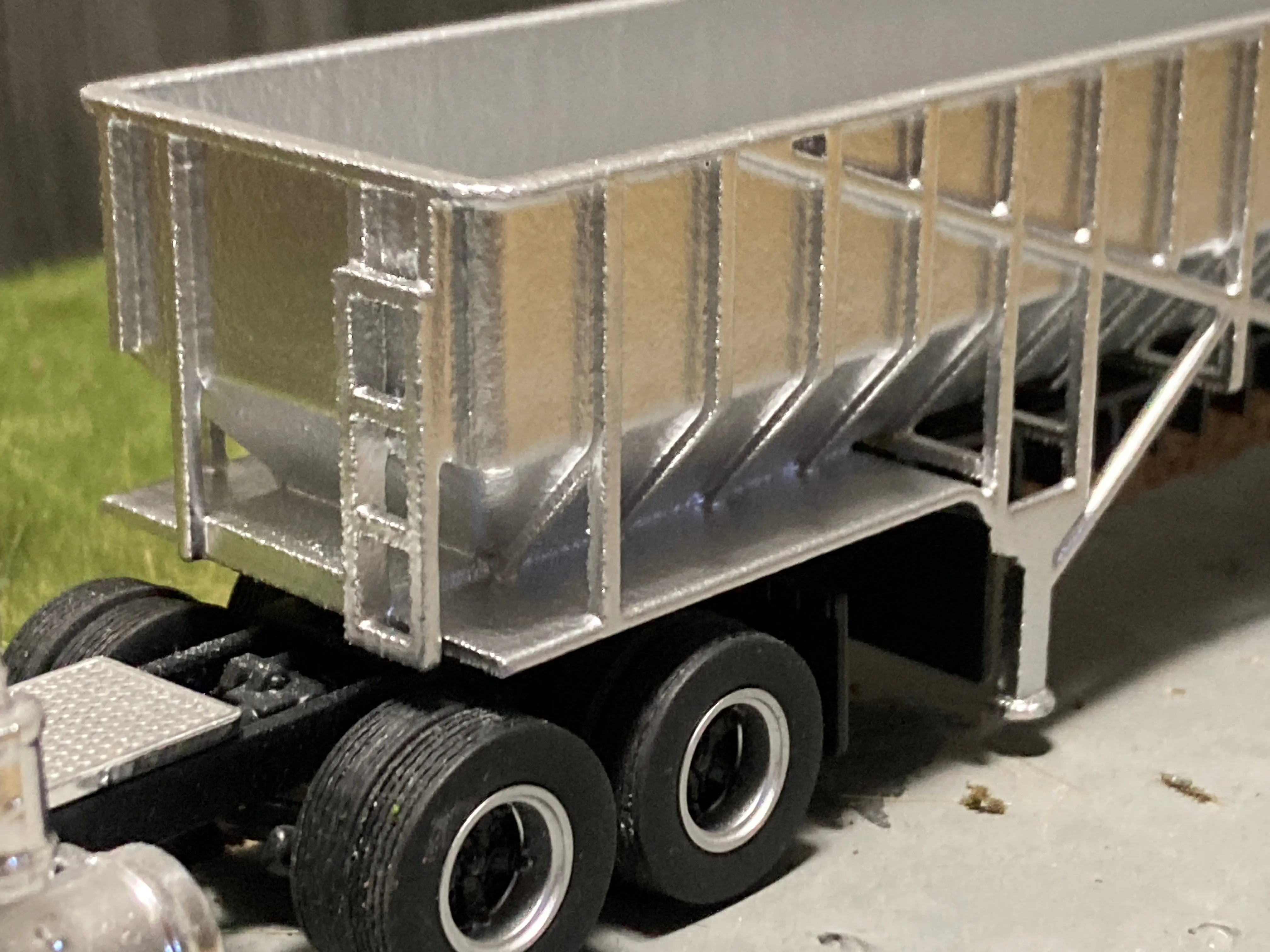 1/64 Live Bottom Belt Trailer Tri Axle Black Door