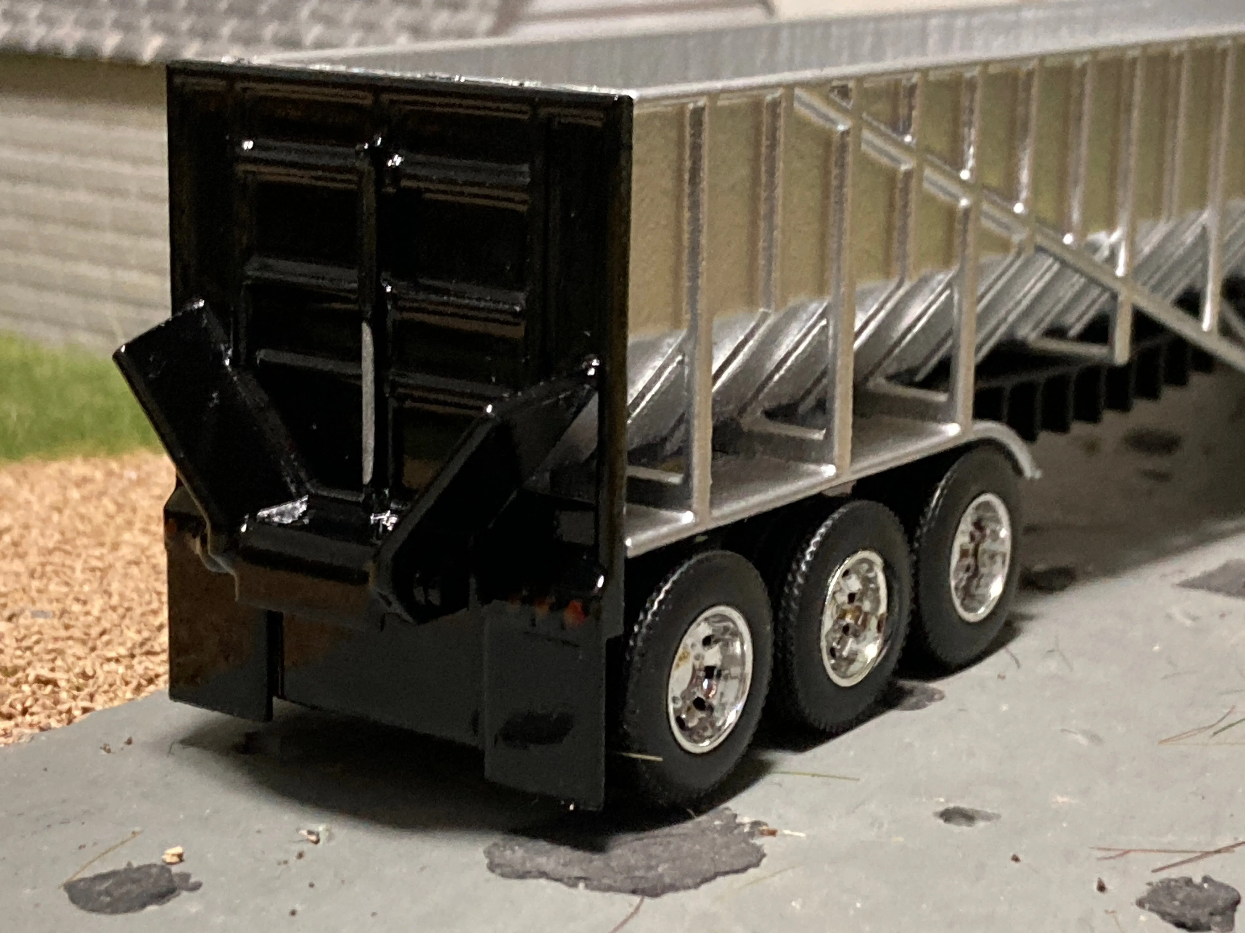 1/64 Live Bottom Belt Trailer Tri Axle Black Door