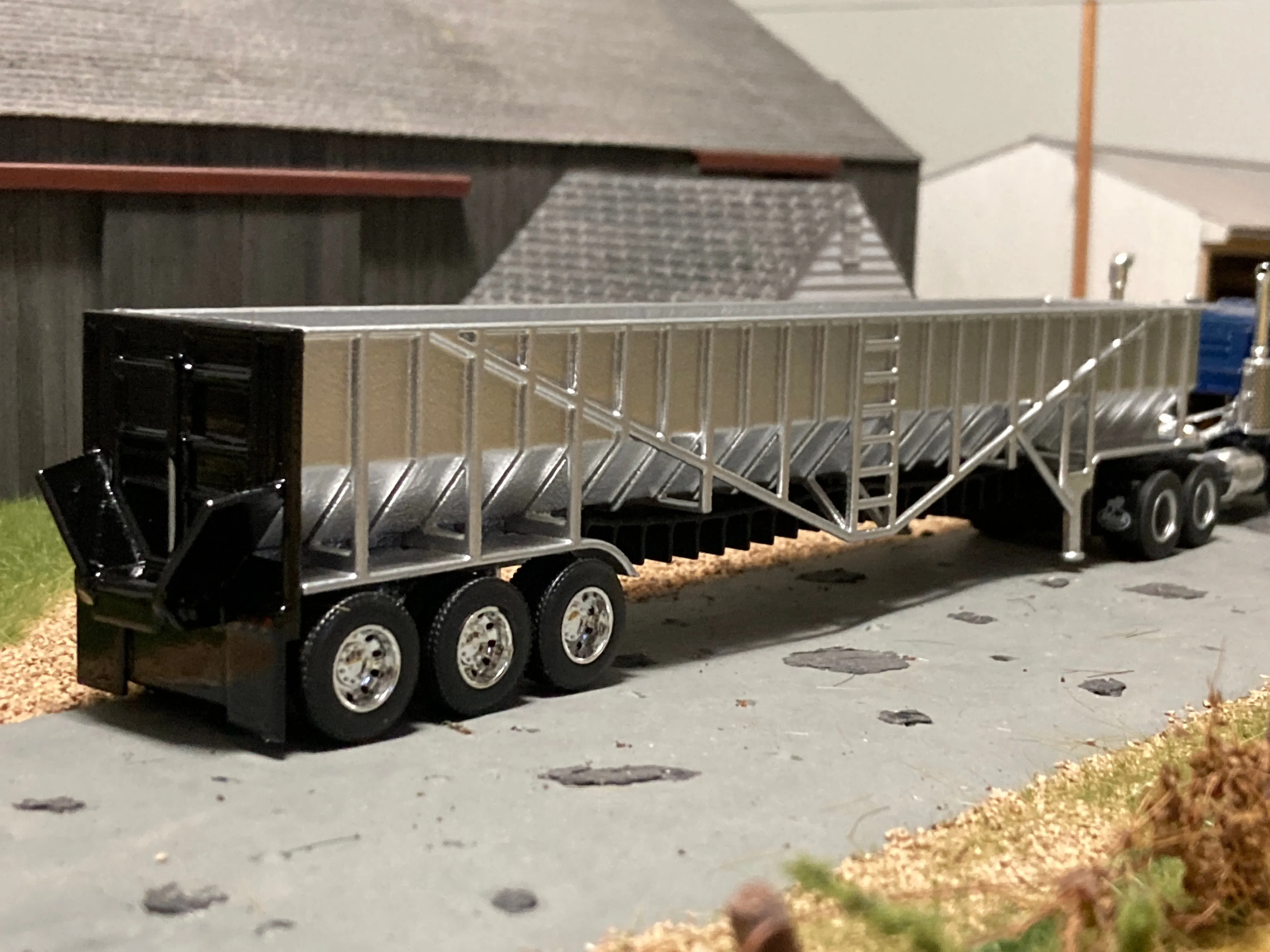 1/64 Live Bottom Belt Trailer Tri Axle Black Door